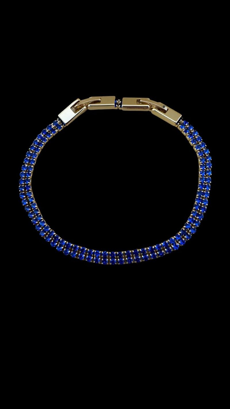 Bratara Tennis Dubla Golden Albastra confectionata din otel inoxodabil auriu, reglabila, de calitate superioara. Fabricate cu atenție la detalii și din materiale de cea mai înaltă calitate, aceste brățări adaugă o notă distinctivă oricărei ținute.