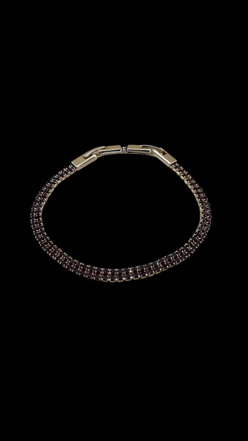 Bratara Tennis Dubla Golden Red confectionata din otel inoxodabil auriu, reglabila, de calitate superioara. Fabricate cu atenție la detalii și din materiale de cea mai înaltă calitate, aceste brățări adaugă o notă distinctivă oricărei ținute.