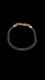 Bratara Tennis Dubla Golden Verde confectionata din otel inoxodabil auriu, reglabila, de calitate superioara. Fabricate cu atenție la detalii și din materiale de cea mai înaltă calitate, aceste brățări adaugă o notă distinctivă oricărei ținute.