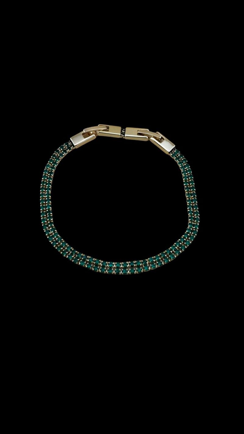 Bratara Tennis Dubla Golden Verde confectionata din otel inoxodabil auriu, reglabila, de calitate superioara. Fabricate cu atenție la detalii și din materiale de cea mai înaltă calitate, aceste brățări adaugă o notă distinctivă oricărei ținute.