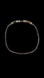Bratara Tennis Slim Golden Mov confectionata din otel inoxodabil aurie, reglabila, de calitate superioara. Fabricate cu atenție la detalii și din materiale de cea mai înaltă calitate, aceste brățări adaugă o notă distinctivă oricărei ținute.