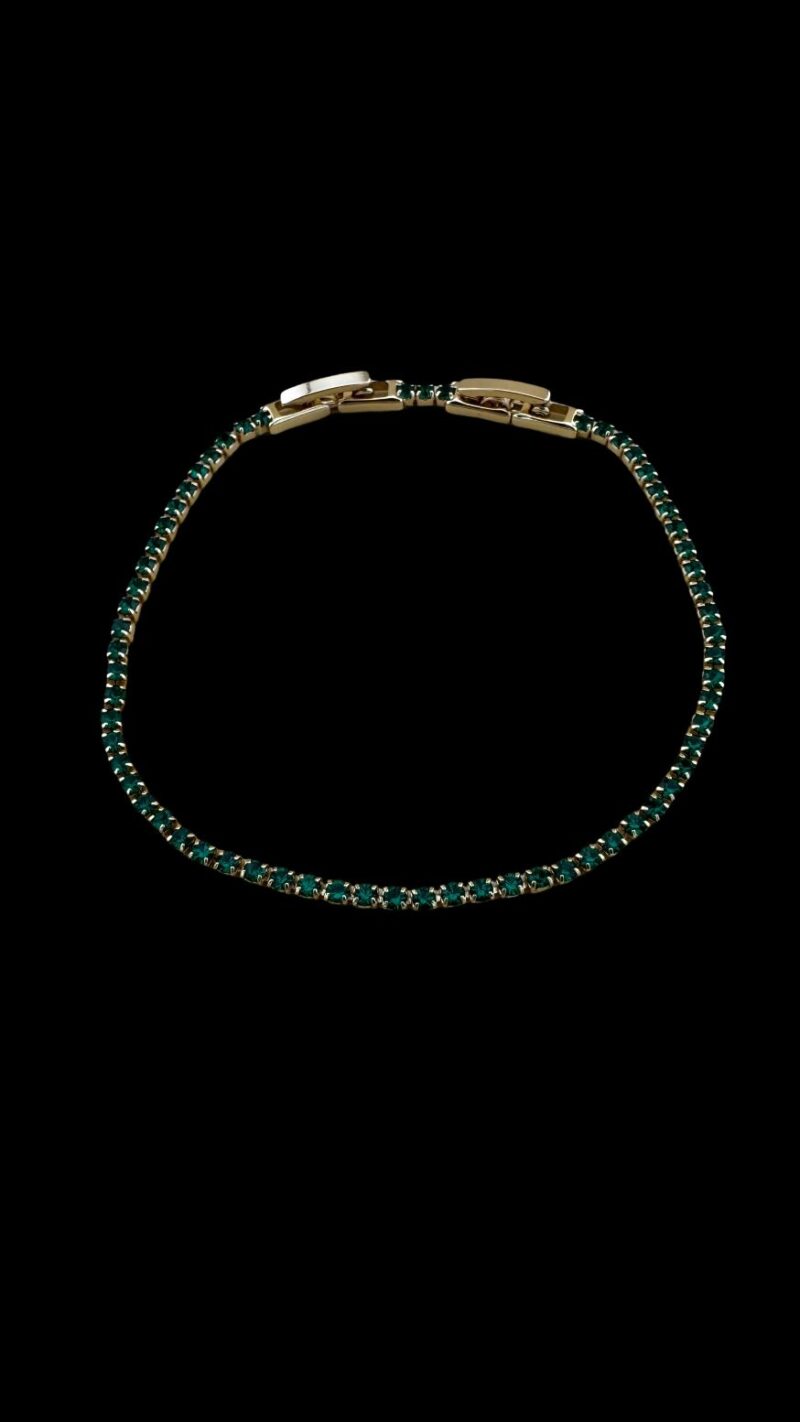 Bratara Tennis Slim Golden Verde confectionata din otel inoxodabil aurie, reglabila, de calitate superioara. Fabricate cu atenție la detalii și din materiale de cea mai înaltă calitate, aceste brățări adaugă o notă distinctivă oricărei ținute.