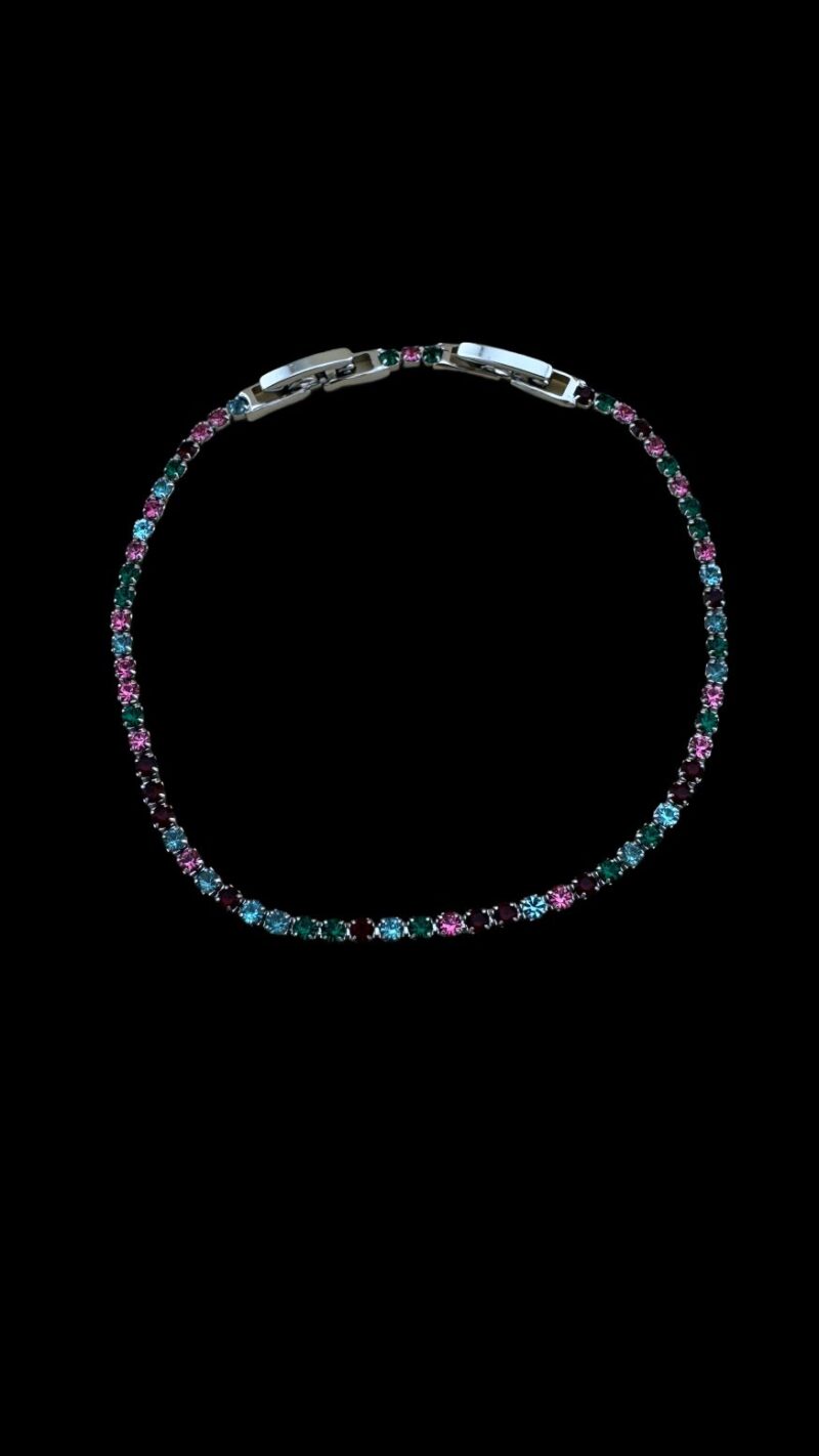 Bratara Tennis Slim Gray Multicolor confectionata din otel inoxodabil gri, reglabila, de calitate superioara. Fabricate cu atenție la detalii și din materiale de cea mai înaltă calitate, aceste brățări adaugă o notă distinctivă oricărei ținute.