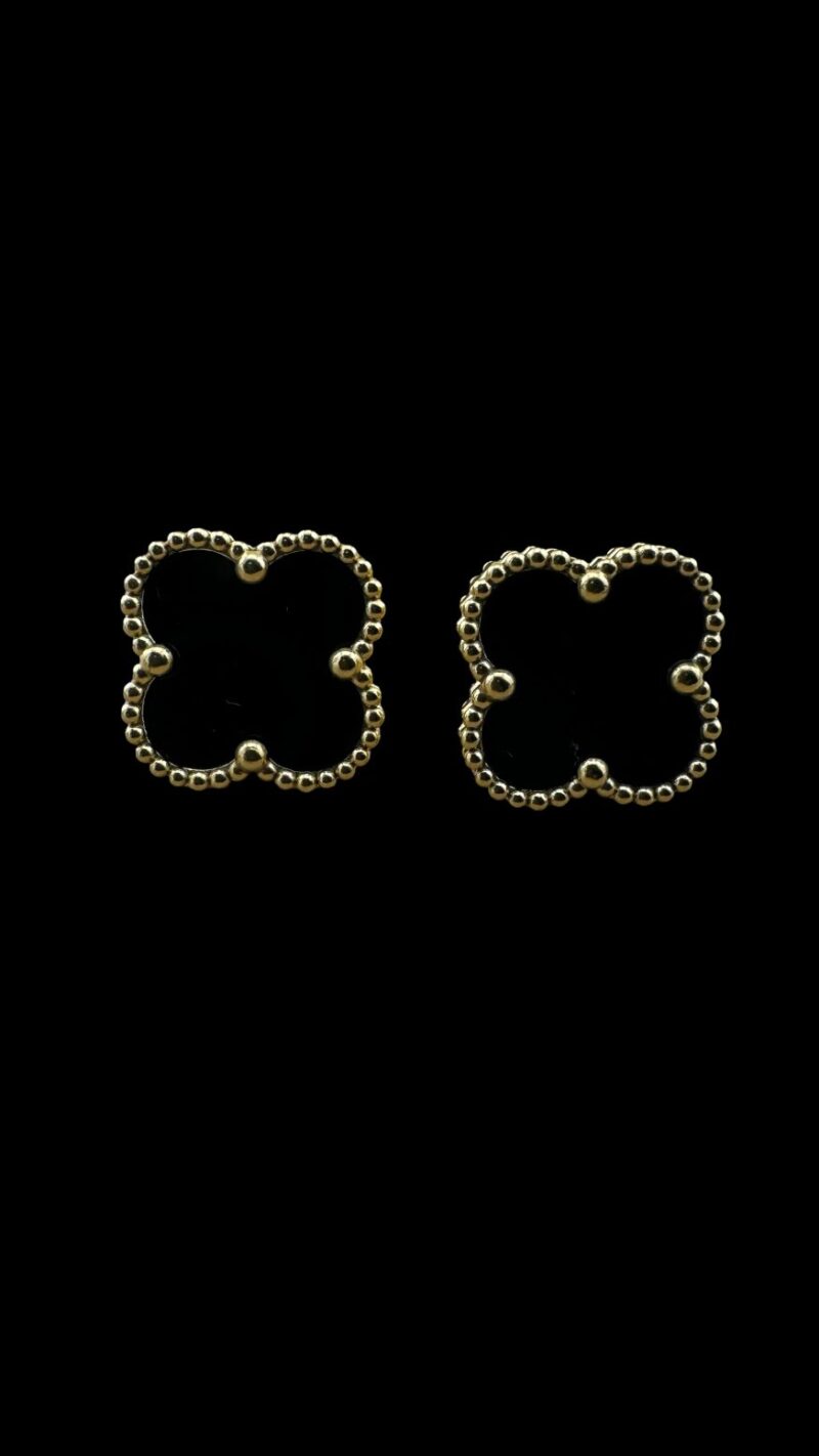 Cercei Set Golden 4 Leef Negru confectionate din otel inoxidabil, de calitate superioara. Fabricate cu atenție la detalii și din materiale de cea mai înaltă calitate, acest set de cercei adaugă o notă distinctivă oricărei ținute.