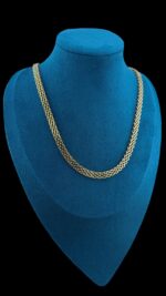 Lant Impletit 5 Lines Golden confectionat otel inoxidabil, de calitate superioara. Fabricat cu atenție la detalii și din materiale de cea mai înaltă calitate, acest lant fashion adaugă o notă distinctivă oricărei ținute.