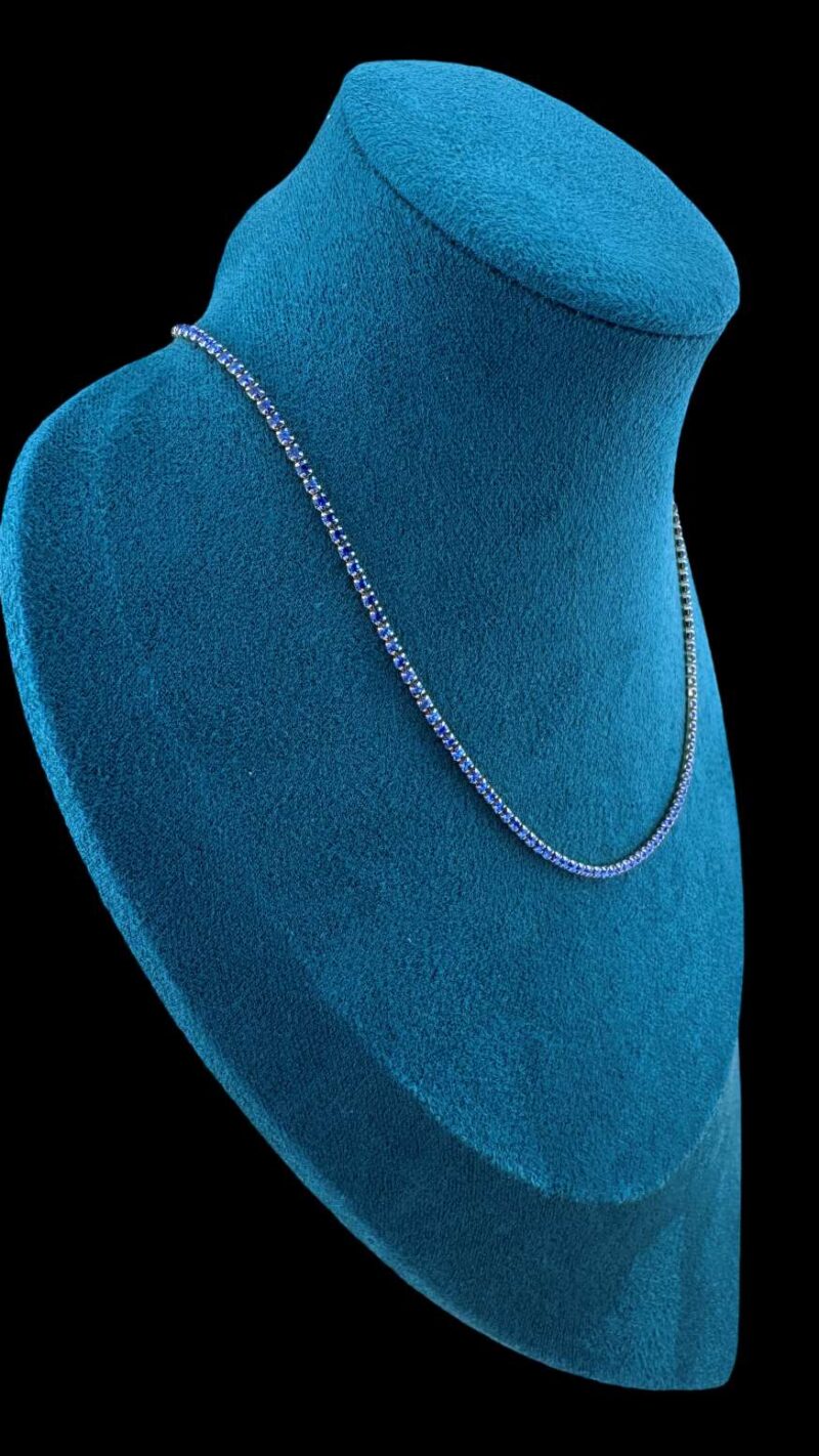 Lant Tennis Auriu Slim Albastru confectionat otel inoxidabil, de calitate superioara. Fabricat cu atenție la detalii și din materiale de cea mai înaltă calitate, acest lant fashion adaugă o notă distinctivă oricărei ținute.